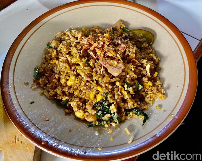 Nasi Goreng Mang Ade: Rasa yang Menggigit Jiwa di Cilacap